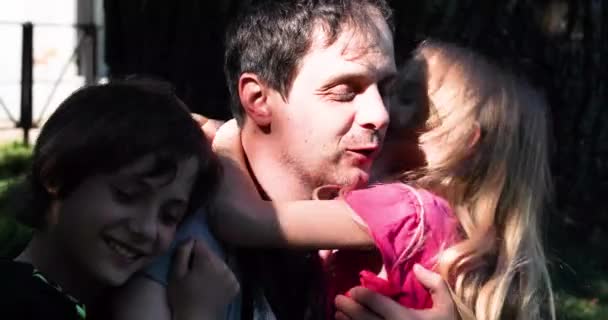 娘と息子の腕の中で幸せな父親 家族の日の父の日 抱擁の日 — ストック動画