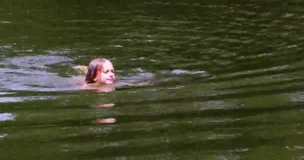 Little Girl Swims Bras Style Water Lake Early Morning Camp — Stock Video