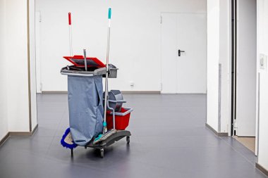 Klasik temizlik tramvayı. Süpürge, kova, deterjan, halka açık yerlerde temizlik ürünleri, oteller, süpermarketler, havaalanları, tuvaletler