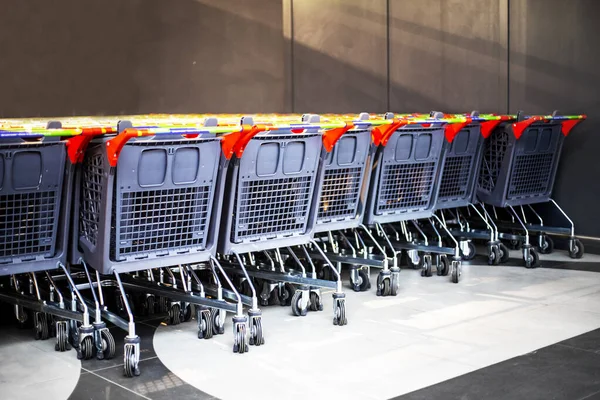 Chariots Fer Vides Empilés Dans Une Rangée Dans Coin Supermarché — Photo