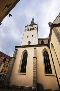 Bulutlu bir günde şehir tarihi gotik katedrali. Seyahat.