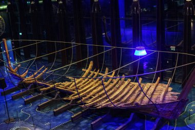 Talin Su altı Müzesi 'nde antik bir ahşap tekne.