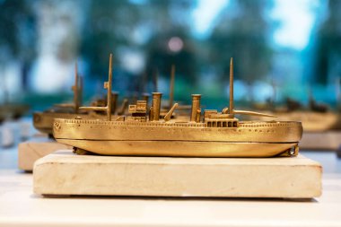 Mavi arka planda yaldızlı bir denizaltı modeli. yatay