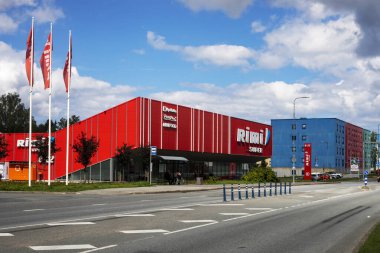 Ağustos 2023 'te güneşli bir günde Estonya, Talin' deki Rimi süpermarketi