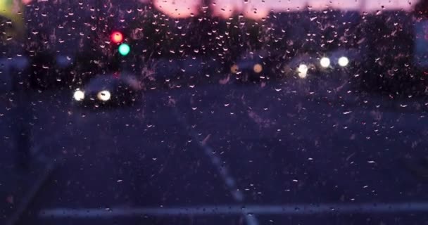 Morgengrauen Auf Nasser Fahrbahn Bei Regenwetter Durch Schmutzige Windschutzscheibe — Stockvideo