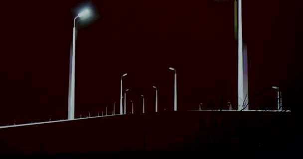 黑暗的空车路 路旁有白色灯笼 — 图库视频影像