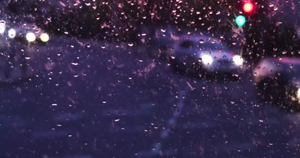 Şafak Vakti Yağmurda Otobüsün Camından Geçen Islak Araba Yolu Yolculuk — Stok video