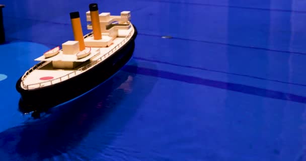 用无线电控制在蓝水中漂浮的船 — 图库视频影像