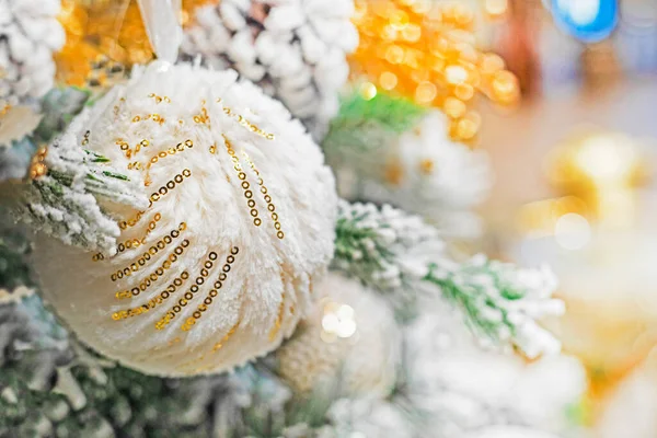 Bola Natal Branca Decorativa Uma Árvore Natal Ano Novo Natal — Fotografia de Stock