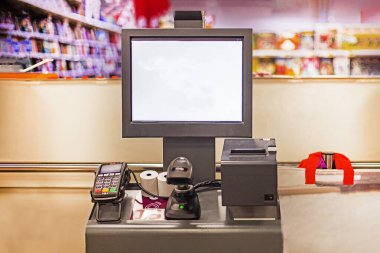 Alışveriş merkezinde bakkaliye ve diğer eşyalar için taranmış makine