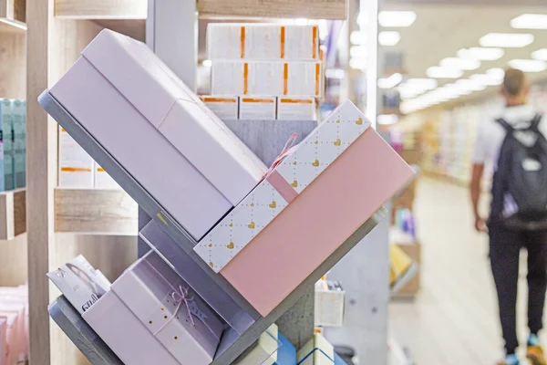 Diferentes Tamanhos Embalagens Presente Nas Prateleiras Supermercado Presente Para Férias — Fotografia de Stock