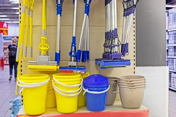 Żółto Niebieskie Mopy Mycia Podłogi Wiadrami Blacie Sklepowym Firma Sprzątająca — Zdjęcie stockowe
