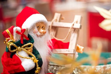 Süslü bir noel ağacında beyaz bir baykuş. Noel ve Yeni Yıl