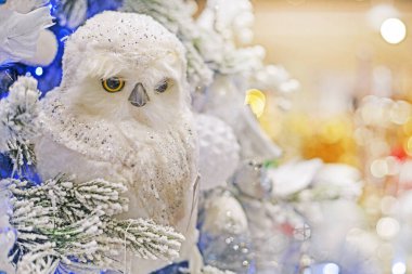 Noel ağacında beyaz dekoratif baykuş. Noel ve Yeni Yıl