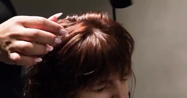 Barbeshoper Droogt Het Rode Haar Van Een Meisje Aan Een — Stockvideo