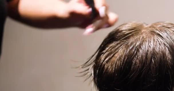 Barbeshoper Cria Corte Cabelo Com Uma Faca Especial Navalha Cuidado — Vídeo de Stock