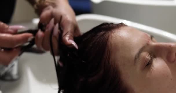 Barbeshoper Duschen Stärker Håret Med Mask Flicka Till Tonåring Efter — Stockvideo