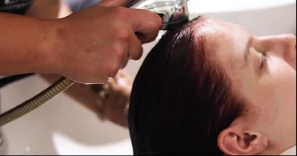 Barbeshoper Duschen Tvättar Huvudet Tonårstjej Efter Målning Hårvård Och Vård — Stockvideo