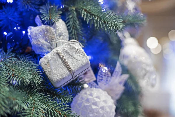 Presente Natal Pendurado Nos Ramos Uma Árvore Natal Natal Família — Fotografia de Stock
