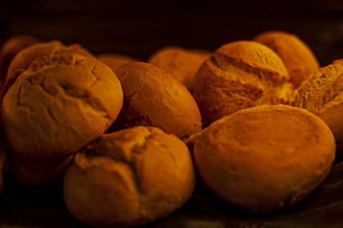 Buğdaylı puterbrodlar için taze sıcak çörekler. ev yapımı fırın