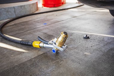 Benzin istasyonunda benzini doldurmak için kullanılan bir gaz tabancası. Dünya ekonomik krizi