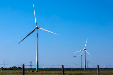 Güneşli bir günde otoban boyunca yel değirmeni. Enerji Kaydetme