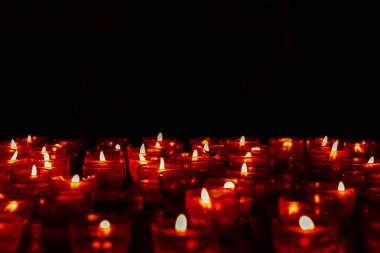 Koyu bir arka planda lambada yanan kırmızı mumlar. Anma Günü. Hindistan 'da yangın festivali