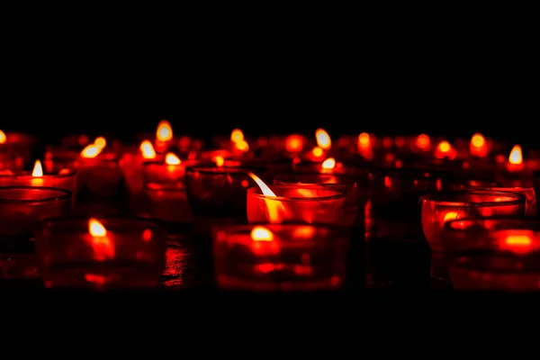 Абстрактный Размытый Фон Красных Горящих Свечей Ламбадах Темноте День Памяти — стоковое фото