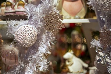 Yeni yıl arkaplanı dekoratif kar taneleri ve yeni yıl baloları.