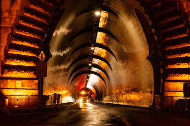 Tünellerde yol onarımı büyük aydınlık bir şehirde gece