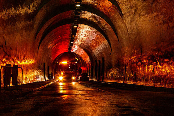 ремонт ночных дорог в тоннелях в большом освещенном городе