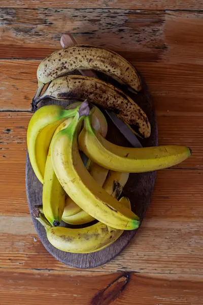 Banán Fekszik Egy Edényt Egy Asztal Nappaliban — Stock Fotó