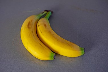 Gri arka planda iki muz