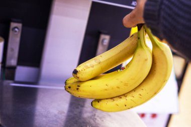 Süpermarket ölçeğinde olgunlaşmış sarı muzlar.