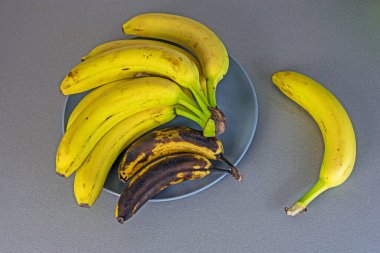 Bir avuç muz ve mutfakta yatan bir muz. Düz çizgi