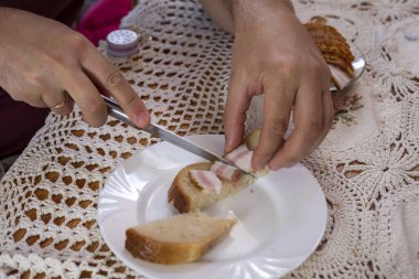 Beyaz bir tabakta pastırmayla bir parça ekmek kes. Atıştırmalık Düz çizgi