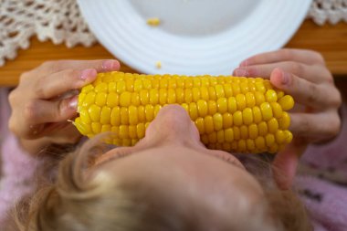 Tuz ve tereyağlı sıcak sarı mısır ye.
