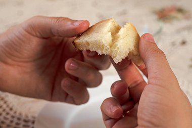 Elinizde küçük bir parça beyaz ekşi ekmek kırın buğdaydan yapılma