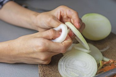 Çiğ soğanı sebze salatası için halkalara ayır.