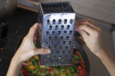 Yumurtalı sebze güveci için ızgara sarımsak.