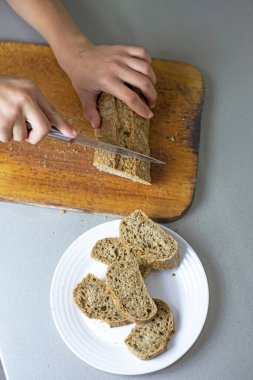 Dilimlenmiş ekmeği beyaz bir tabağa koy. Düz çizgi