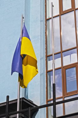 Mimari bir binanın bayrak direğinde Ukrayna bayrağı. Ukrayna 'da Destek ve Savaş