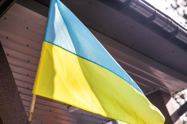 Ukrayna bayrağı bir mimari binada, Ukrayna 'daki savaş bağlamında ve zorlu zamanlarda ulusa destek temasında sergilendi.