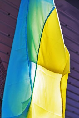  Ukrayna bayrağı bir mimari binada, Ukrayna 'daki savaş bağlamında ve zorlu zamanlarda ulusa destek temasında sergilendi.