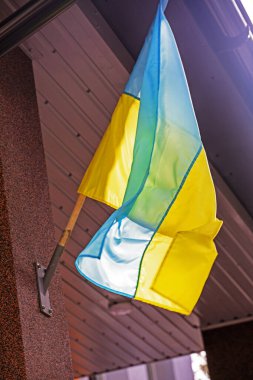 Ukrayna bayrağı bir mimari binada, Ukrayna 'daki savaş bağlamında ve zorlu zamanlarda ulusa destek temasında sergilendi.