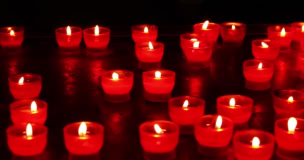 テラリズムで亡くなった人々の記憶の日に大聖堂のろうそくを照らす — ストック動画