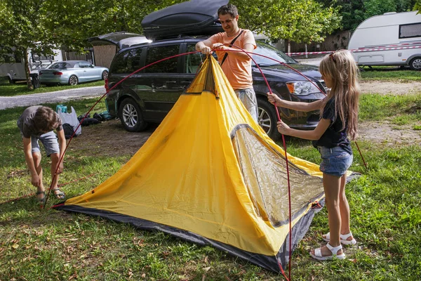 Ayah Dan Anak Anak Mendirikan Tenda Perkemahan Liburan Keluarga Dan — Stok Foto