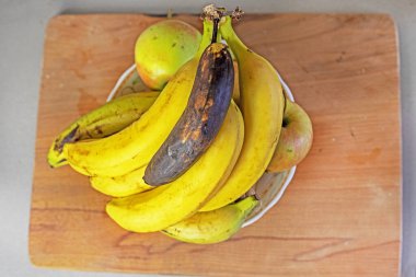 Tabakta elma olan bir avuç muz. Düz çizgi