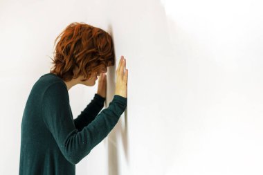 Kızıl saçlı genç kız duygularıyla mücadele ediyor. Ergenlik psikolojisi ve kompleksleri