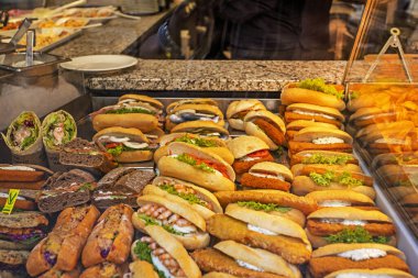 çeşitli vejetaryen hamburgerler, et, balık ve sebzeler tezgahın üzerinde.
